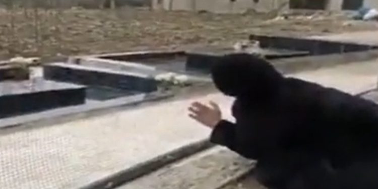 بالفيديو – لبنانية تبكي على قبر ابنتها من خلف سياج بعد منعها من رؤيتها حتى بعد وفاتها