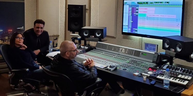 اليسا تبكي وهي تسجل أغنية جديدة من البومها المقبل، والجمهور يتوقع Hit من العيار الثقيل