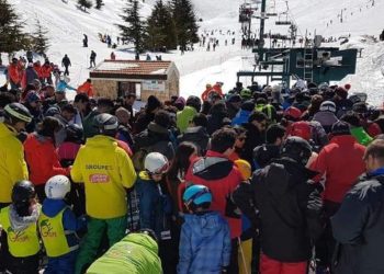 لبنان يقفل مدارسه خوفاً من “كورونا” والطلاب يتهافتون الى مراكز التزلج والمولات “كأن شيءً لم يكن”!