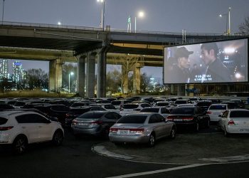 بالصور – سينما فى الشارع.. كوريا الجنوبية توفر بديلاً لمشاهدة الأفلام دون اختلاط
