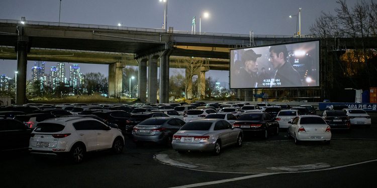 بالصور - سينما فى الشارع.. كوريا الجنوبية توفر بديلاً لمشاهدة الأفلام دون اختلاط 1 بالصور – سينما فى الشارع.. كوريا الجنوبية توفر بديلاً لمشاهدة الأفلام دون اختلاط