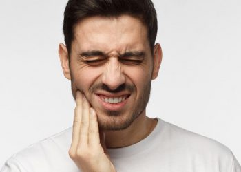 خلال فترة العزل.. إليكم علاجات منزلية لآلام الأسنان