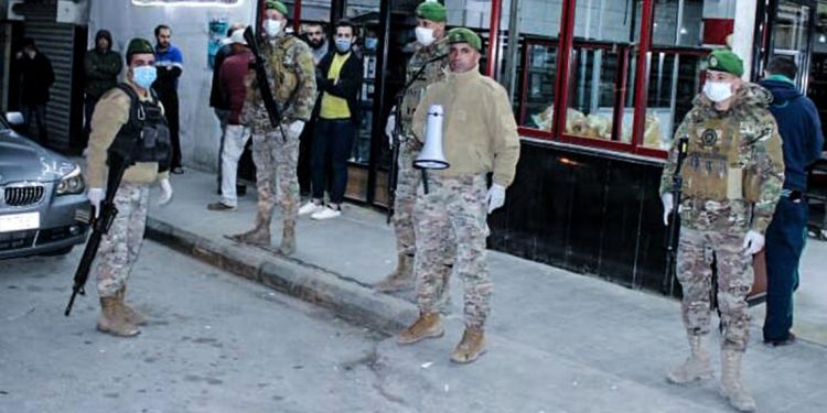 بالفيديو والصور – الجيش ينتشر في لبنان ويحذر المواطنين من الخروج الى الشارع