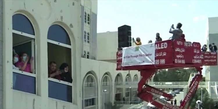 بالفيديو - حفل موسيقي من امام المستشفى لمصابي فيروس كورونا في لبنان 1 بالفيديو – حفل موسيقي من امام المستشفى لمصابي فيروس كورونا في لبنان