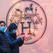 متجر Hermès في الصين يحقق 2.7 مليون دولار في يوم واحد بعد إعادة فتحه 8 متجر Hermès في الصين يحقق 2.7 مليون دولار في يوم واحد بعد إعادة فتحه
