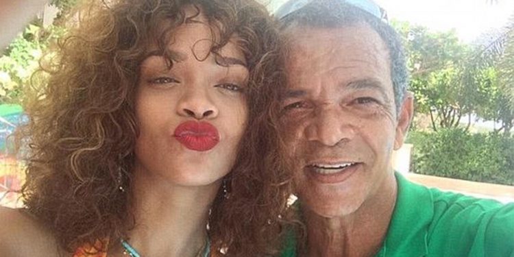 اصابة والد النجمة العالمية Rihanna بفيروس كورونا، وهذا ما فعلته لإنقاذه! 1 اصابة والد النجمة العالمية Rihanna بفيروس كورونا، وهذا ما فعلته لإنقاذه!