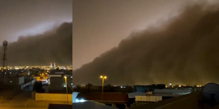 بالفيديو - عاصفة رعدية سوداء مع رياح عنيفة تضرب السعودية وتتجه نحو الكويت 1 بالفيديو – عاصفة رعدية سوداء مع رياح عنيفة تضرب السعودية وتتجه نحو الكويت