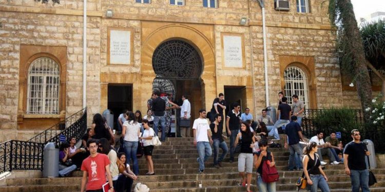 الجامعة الأمريكية ببيروت بين "الحياة والموت" بسبب الأزمة المالية 1 الجامعة الأمريكية ببيروت بين “الحياة والموت” بسبب الأزمة المالية