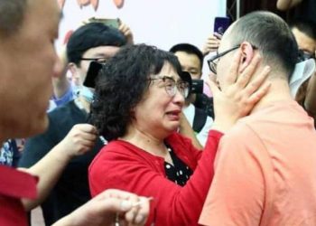 بعد 32 عاماً.. صيني يعثر على والديه بهذه الطريقة