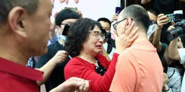 بعد 32 عاماً.. صيني يعثر على والديه بهذه الطريقة 1 بعد 32 عاماً.. صيني يعثر على والديه بهذه الطريقة