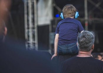 هل تضع سماعات بأذنيك طويلاً؟ هذا ما حدث لطفل بالعاشرة