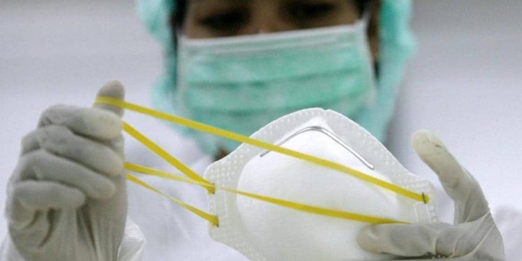 علماء يطورون "كمامة" ترصد فيروس كورونا وتضيء فور ملامسته 1 علماء يطورون “كمامة” ترصد فيروس كورونا وتضيء فور ملامسته
