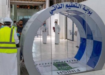 بالصور – شاهد بوابات التعقيم الذاتي في الحرم المكي