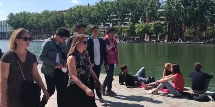 بالفيديو - فرنسا تستعيد الحياة والباريسيّون يتهافتون الى ضفاف نهر السين 1 بالفيديو – فرنسا تستعيد الحياة والباريسيّون يتهافتون الى ضفاف نهر السين