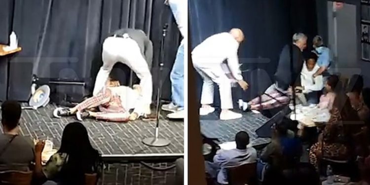 بالفيديو - ممثل كوميدي شهير يسقط على المسرح ثم يكتشف أنه مصاب بكورونا 1 بالفيديو – ممثل كوميدي شهير يسقط على المسرح ثم يكتشف أنه مصاب بكورونا