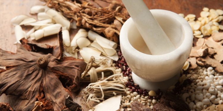 تعرف على الطب التقليدي الصيني.. سلاح بكين في حربها على كورونا