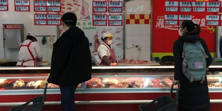 سوق كبير لبيع الطعام في الصين يتسبب بالموجة الثانية فهل ينتقل كورونا عبر الأغذية المجمدة؟
