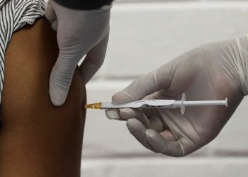 خبر سار – رسمياً بدء استخدام أول لقاح مضاد لكورونا بعد ثبوت أمانه وفعاليته
