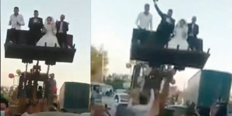 بالفيديو – في زمن كورونا زفة غريبة لعروسين على جرافة في مصر