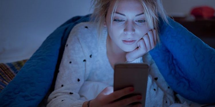 الضوء الأزرق المنبعث من شاشات الهواتف يؤثّر على الصحة العقلية