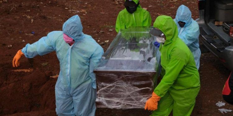 خطفوا جثة مغني مشهور متوفي بكورونا وأعادوها للثلاجة رفضاً لدفنها دون مراسم 1 خطفوا جثة مغني مشهور متوفي بكورونا وأعادوها للثلاجة رفضاً لدفنها دون مراسم