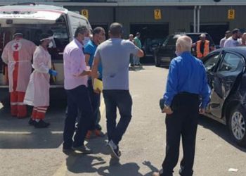 بالصور – مسن داس على البنزين بدل الفرامل يتسبب بحادث كبير وجرحى في مركز المعاينة المكانيكية