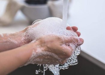 دراسة جديدة تثير جدلاً.. انتقال كورونا من الأسطح