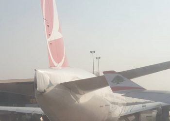 بالصور- إصطدام طائرة الميدل إيست بطائرة تركية في مطار لاغوس