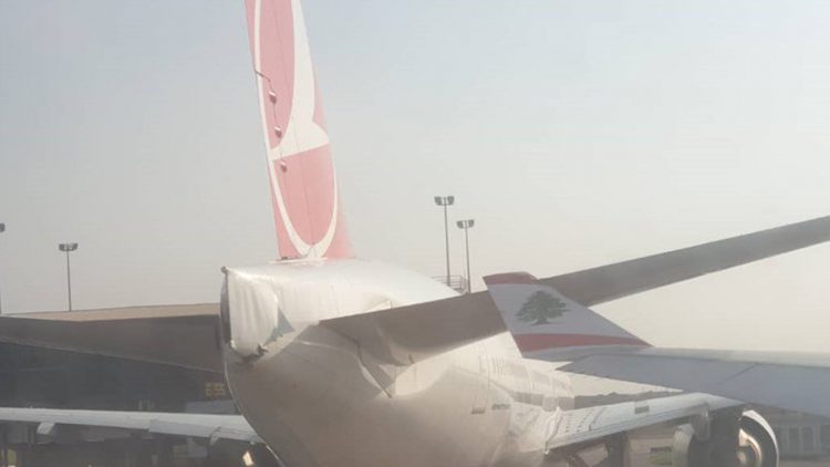 بالصور- إصطدام طائرة الميدل إيست بطائرة تركية في مطار لاغوس