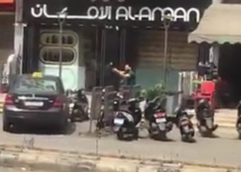 بالفيديو – اشتباك مسلح بين مؤسسة لرهن الذهب وزبائن في الضاحية الجنوبية لبيروت