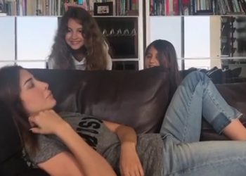 بالفيديو – إبنتا نانسي عجرم تقنعانها باستخدام تيك توك.. بعد جهدٍ جهيد