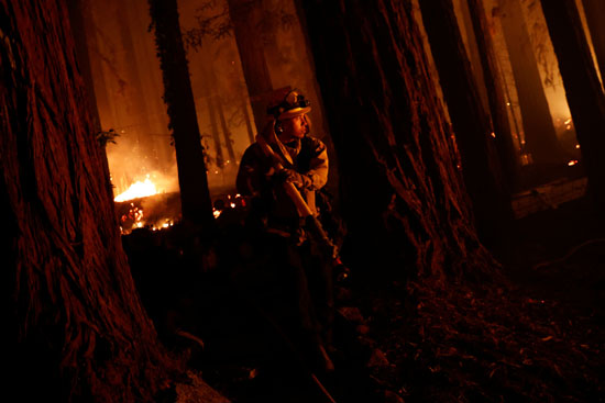 40365 رجل إطفاء وسط نيران كاليفورنيا