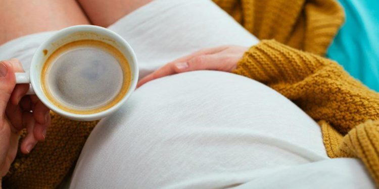 شرب القهوة خلال فترة الحمل… هل هو مضر؟