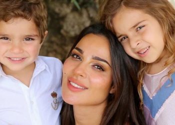 اول صورة لنادين نجيم بعد اصابتها في انفجار بيروت..من المستشفى مع اولادها