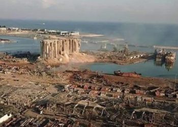 بالفيديو – بعد ساعات من إنفجار بيروت العثور على طفلة على قيد الحياة بين الحطام ورجل في البحر