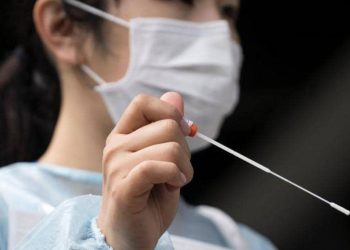 سبب النتائج الخطأ.. خبراء يكشفون “عيباً” في فحوص كورونا بـ”مسحة الأنف”