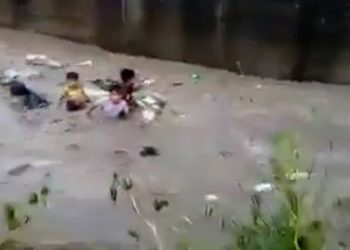 بالفيديو – مغامرة مرعبة لسائق يمني تنتهي بمقتل أطفاله الأربعة