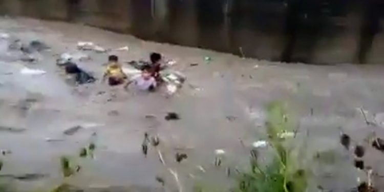 بالفيديو - مغامرة مرعبة لسائق يمني تنتهي بمقتل أطفاله الأربعة 1 بالفيديو – مغامرة مرعبة لسائق يمني تنتهي بمقتل أطفاله الأربعة