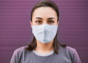 هكذا تتخلصون من البثور الناتجة عن ارتداء الكمامة