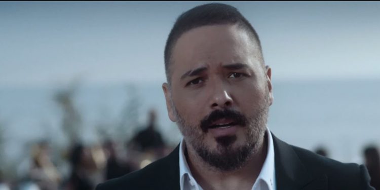 بالفيديو – رامي عياش يمزج الحب والوجع والأمل في “أنا ثائر”  
