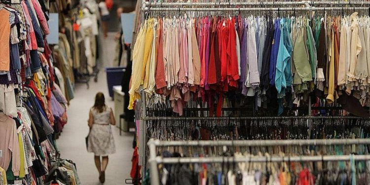 بسبب كورونا..علامات تجارية كبيرة تتجه لبيع الملابس المستعملة 