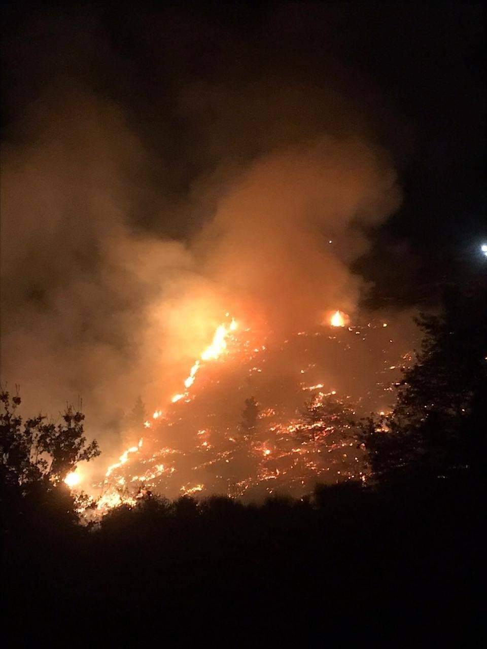 ضخم في شمال لبنان والنيران تلتهم الجبال وتصل الى البيوت 2