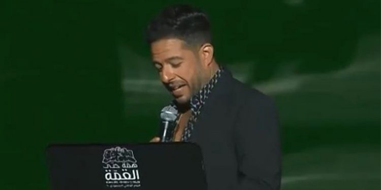 بالفيديو - محمد حماقي في موقفٍ طريف على المسرح: "منها لله كورونا" 1 بالفيديو – محمد حماقي في موقفٍ طريف على المسرح: “منها لله كورونا”