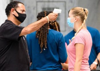 مجرد وهم.. خبراء يشككون في جدوى قياس الحرارة بأبواب المحلات  
