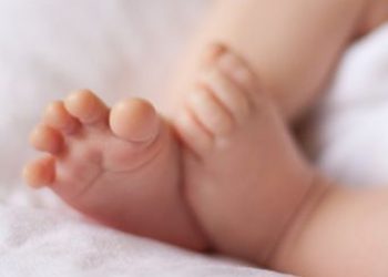 بالفيديو – طفلة يمنية تعود للحياة والصدفة تنفذها!