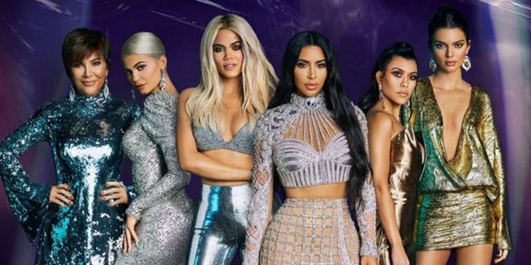 كيم كارداشيان تعلن توقف برنامج العائلة الأشهر بعد 14 عاماً 1 كيم كارداشيان تعلن توقف برنامج العائلة الأشهر بعد 14 عاماً