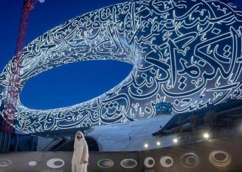 دبي.. وضع القطعة الأخيرة لواجهة متحف المستقبل