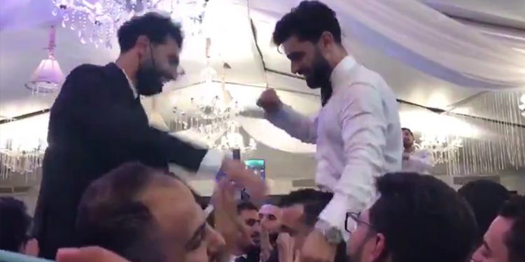 بعد اصابة محمد صلاح بكورونا.. فيديو من زفاف شقيقه يثير ريبة الجمهور 1 بعد اصابة محمد صلاح بكورونا.. فيديو من زفاف شقيقه يثير ريبة الجمهور