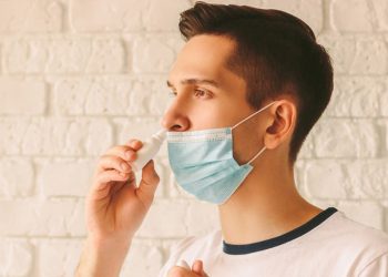 بخاخ في الأنف للطائرات والمدارس.. آخر اكتشافات الحماية من الفيروس