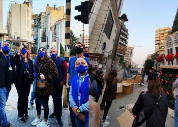 بالصور – رغم كل شيء.. اليسا تشارك بتزيين شجرة الميلاد وعودة الإحتفالات الى بيروت